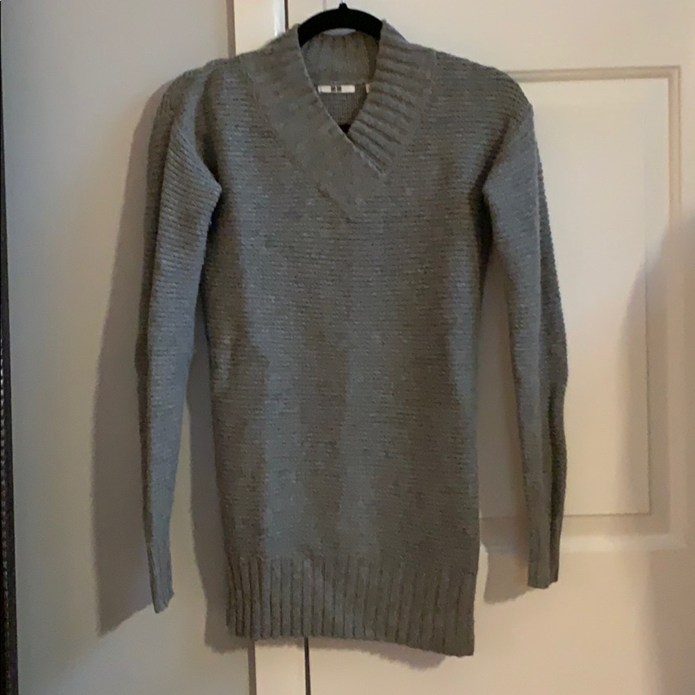 Uniqlo gray sweater